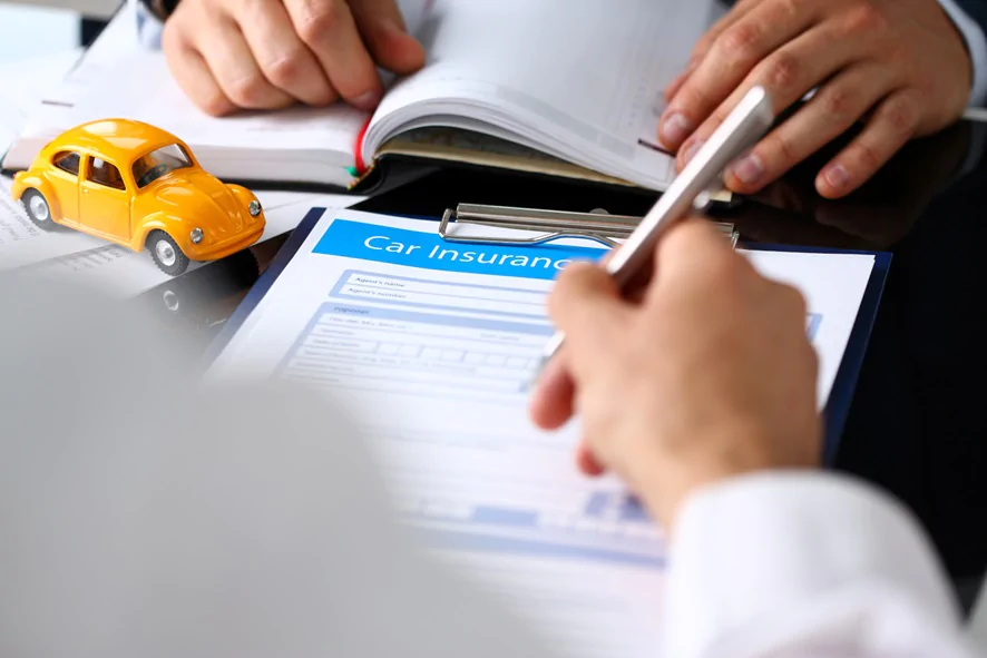 É possível vender carro com multa